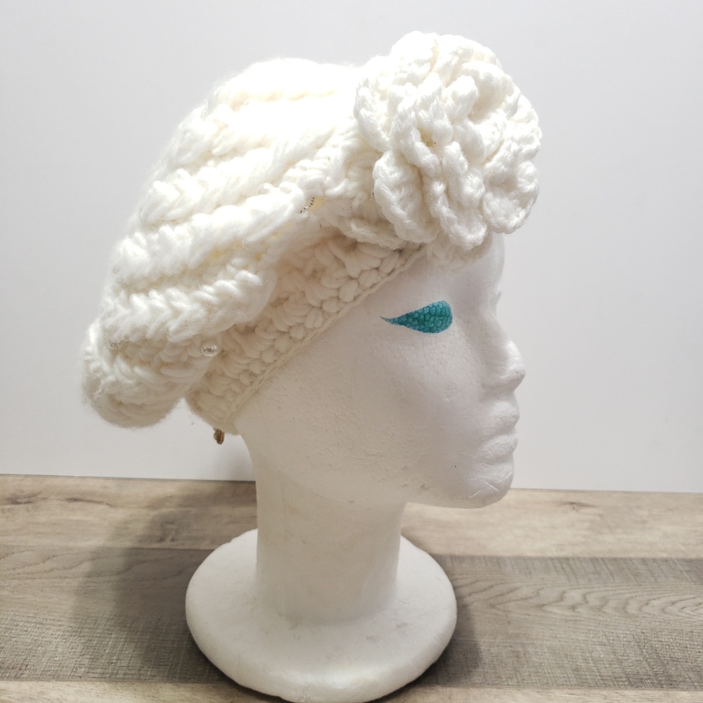 Handmade Chunky Knit White Pin-back Beret Beanie